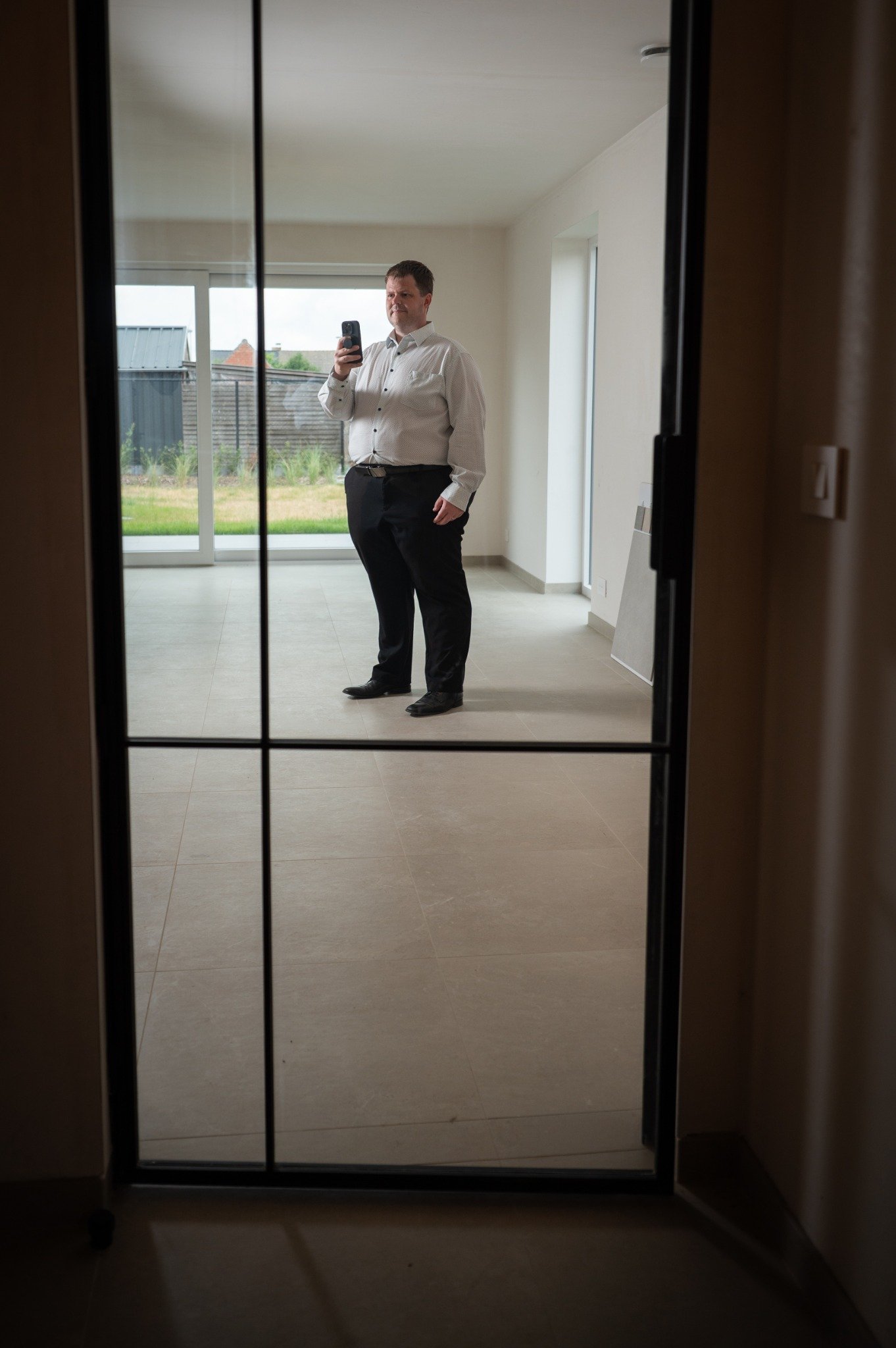 Stijn Leemans tijdens een opname van een woning